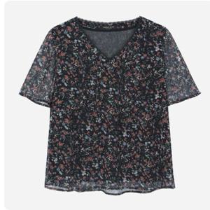 [써스데이아일랜드](T256MBL171W)잔꽃 패턴 핀턱 V넥 블라우스