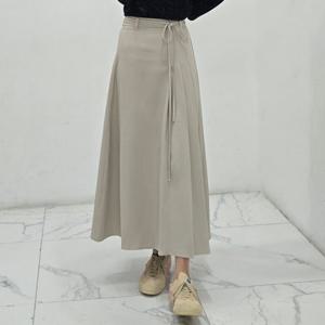 샵앤) 여성 리본타이 언발 옆핀턱 뒷밴딩 A라인 롱스커트 SIU-WSK-4814-베이지