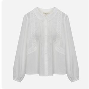 [써스데이아일랜드](T256MBL139W)레이스패치 셔츠 블라우스