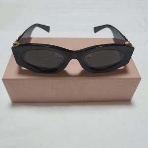 미우미우 글림스 오벌 선글라스 블랙 SMU11W-E1AB-F05S0