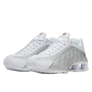 [국내매장판] 나이키 샥스 R4 화이트 메탈릭 실버 AR3565-101