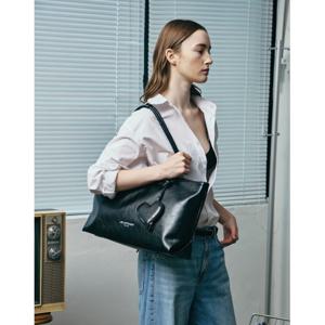 [질스튜어트] 블랙 글로시 가죽 숄더 겸 크로스백 L (15인치노트북수납)JABA5E761