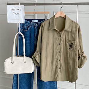 샵앤) 여성 카라넥 롤업 꽃자수 간절기 블라우스 DGB-WBL-4741-카키