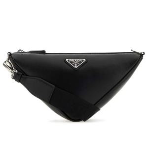 25 FW 프라다 블랙 플라크 트라이앵글 쉐이프 지퍼 메신저백 2VH155VOLO2DDJ