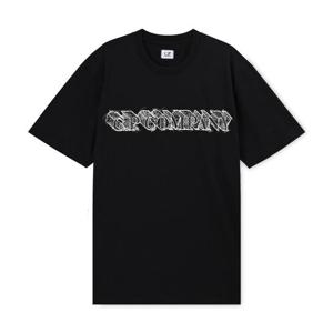 [꼬르소밀라노] CP컴퍼니 남성 로고 프린트 블랙 반팔티 15CMTS241A 006586W 999