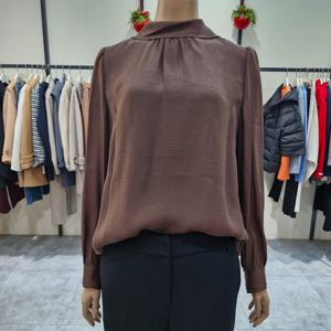 [더아이잗]더아이잗 타이넥 볼륨 블라우스 IRAA0BL031