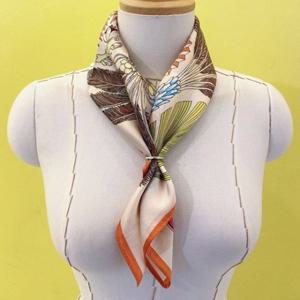 [애슬릿] 실크 100 야자수 패턴 간절기 쁘띠 스카프