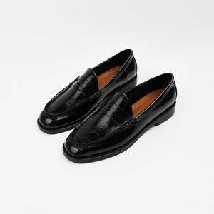 [신난다슈]여성 로퍼 단화 2cm 여자 플랫 구두 슬립온 발편한 낮은굽 유광 SO251420 블랙