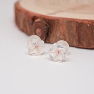 오팔하우스 14k 자개 꽃 귀걸이 OPPKE6221