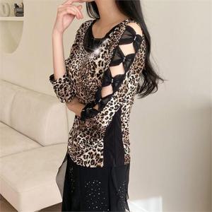 호피 리본 반짝이 댄스 블라우스 칠부 소매 여성