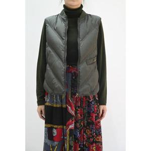 [비꼴리끄]시보리넥 라인 자수 패딩조끼