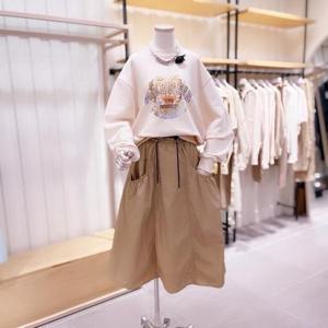 [시에로]DBSK1TSF32M_엠블럼 프린트 세미 크롭 맨투맨