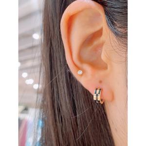 미니골드 18K 블랙체크 귀걸이 EETM4111