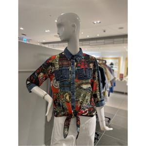 르니앤맥코이 소매펀칭 프린트 리본프릴 블라우스 (MM09BL471HJY)