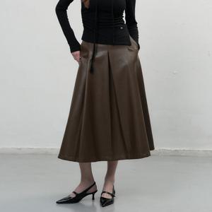 WOMAN 플리츠 페이크 레더 롱스커트 [BROWN] / WBE3L13501