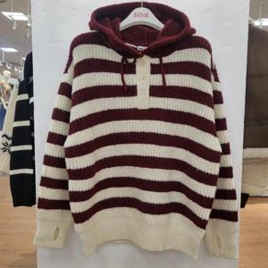 소이 HC22 와인 스트라이프 후드 니트티 25W5083