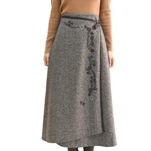 [비꼴리끄(여성)]울홈스펀 자수 랩 스커트 B244WK3050