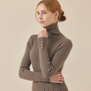 [매긴]버튼 디테일 하이넥 폴라 니트_PBMF5W1KT2351