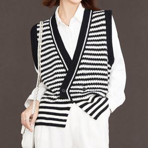 [모리스커밍홈] 투버튼 브이넥 스트라이프 니트 조끼_M2309KV601C