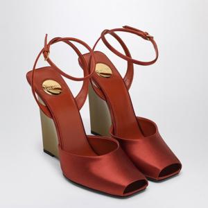 생로랑 러스트 컬러 크레이프 새틴 스퀘어 토 웨지 샌들 818007