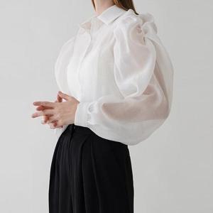 루즈핏 프릴 어깨 퍼프 이너 레이어드 시스루 블라우스