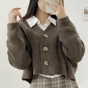 [크로스컴퍼니] 왕단추 크롭 써니 브이넥 니트 가디건