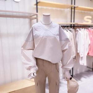 [시에로]  SK2SHF23M_V넥 톤배색 홑겹 풀오버