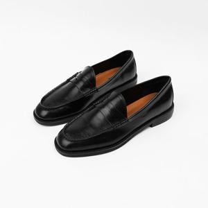 [신난다슈] 여성 로퍼 단화 2cm 플랫 구두 슬립온 클래식 발편한 낮은굽 SO25990 블랙