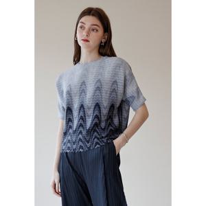 [요이츠]웨이브 그래픽 플리츠 블라우스_YJ04WNPBL16_BK1