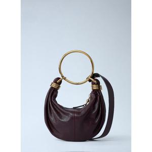 끌로에 스몰 그레인드 가죽 브레이슬릿 호보 백 CH25AS623O3760