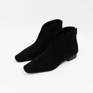 [신난다슈]여성 앵클부츠 2cm 여자 숏 플랫 앵글 부츠 스웨이드 발편한 통굽 SO251505블랙