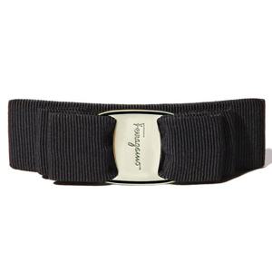 페라가모 25FW VARA 금장 헤어핀 블랙 34-2019 0495450