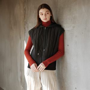 [요이츠]모던 텍스처 패딩 플리츠 베스트 블랙_YK10WNPVT01