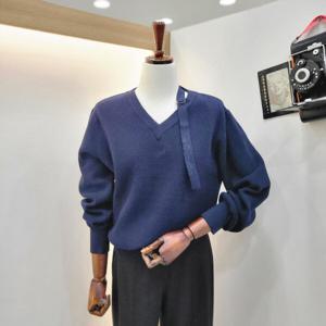 [비지트인뉴욕]스트랩브이넥 니트 탭 티셔츠 VAALK21_US