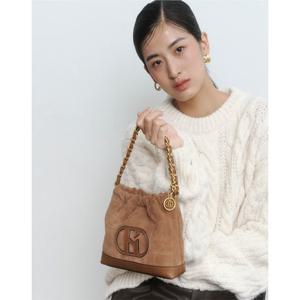 [헤지스/쇼핑백동봉]스웨이드 베이지 레더 퀼팅 체인 호보 숄더백S HIBA5F593I2