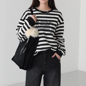 [피핀] 112727 스트라이프 자수 기모 맨투맨