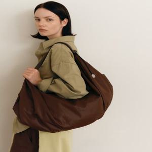 [질스튜어트] 스윙 호보 숄더백 L 다크브라운 JABA6E400W2