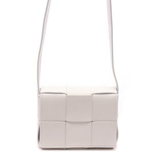 [보테가베네타] 23FW 여성 카세트 미니 크로스백 (666688 VMAY1 9009 23F)