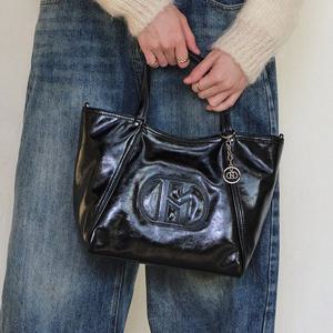 [헤지스]시그니처 H 블랙 토트겸 숄더백 M (유광) HIBA5F529BK