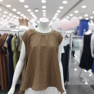 [아니베에프]A57WBL500A 라운드넥 캡소매 플레어 블라우스