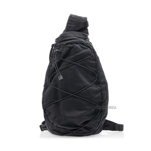 [CP컴퍼니] FW25 남성 나일론 B 크로스백 RCCMAC735A 005269G 999
