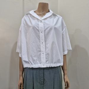 [더아이잗]더아이잗 슬릿 칼라 스트링 크롭 블라우스 IN7A0BL22