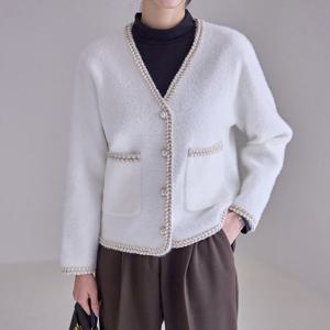 [모리스커밍홈] 브이 꽈배기 배색 퍼 니트자켓_M2512JK066D