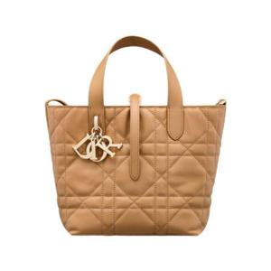 디올 뚜주흐 스몰 버티컬 토트백 매크로까나쥬 카프스킨 라이트 골드 M2835OSNW-M34U