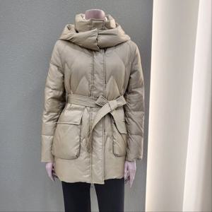 [꼼빠니아]아웃포켓 벨티드 숏기장 다운패딩 CAEW0-WIH700_IC