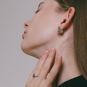 제이로렌 볼드 스퀘어 실버 귀걸이 M03980