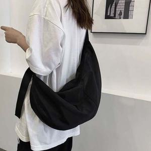 남자여자 데일리 스트릿 예쁜 반달 크로스백 바디백