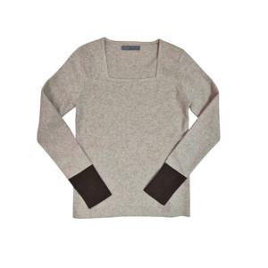 [르니앤맥코이(여성)]스퀘어넥 슬림핏 소매 배색 니트티(MN02KN738FJY)