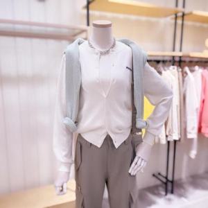 [시에로]  SK2KTF41M_베이직 라운드넥 로고 포인트 가디건