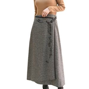 [비꼴리끄(여성)]울홈스펀 자수 랩 스커트 B244WK3050